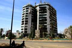 Tòa nhà bị hư hại sau một vụ tấn công tại Khartoum, Sudan. (Ảnh: THX/TTXVN)