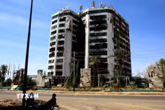 Hiện trường một tòa nhà bị hư hại do một cuộc tấn công tại Khartoum, Sudan. (Ảnh: THX/TTXVN)