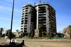 Hiện trường một tòa nhà bị hư hại do một cuộc tấn công tại Khartoum, Sudan. (Ảnh: THX/TTXVN)