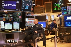Giao dịch viên tại sàn chứng khoán New York, Mỹ. (Ảnh: THX/TTXVN)