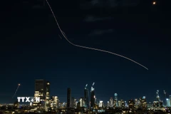 Vệt sáng do tên lửa đánh chặn phóng từ hệ thống phòng không của Israel ở Tel Aviv, ngày 1/3/2026. (Ảnh: THX/TTXVN)