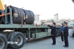 Hải quan cửa khẩu Ga đường sắt quốc tế Đồng Đăng (Lạng Sơn) kiểm soát hàng hóa xuất nhập khẩu tại bãi hóa trường. (Ảnh: Quang Duy/TTXVN)