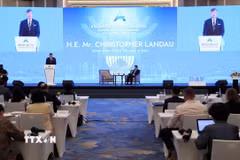 Diễn giả Christopher Landau, Thứ trưởng Ngoại giao Hoa Kỳ phát biểu. (Ảnh: An Đăng/TTXVN)