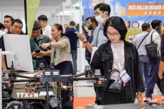 Khách tham quan thiết bị phục vụ sản xuất nông nghiệp tại Agri & Biotech Vietnam 2026. (Ảnh: Xuân Anh/TTXVN)
