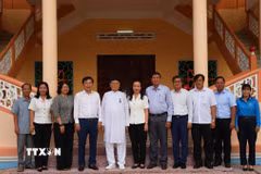 Đoàn công tác của Tỉnh ủy, Ủy ban Mặt trận Tổ quốc Việt Nam tỉnh Tây Ninh chụp ảnh lưu niệm tại Hội Thánh Cao Đài Tòa Thánh Tây Ninh nhân kỷ niệm 101 năm Ngày Khai đạo Cao Đài. (Ảnh: Minh Phú/TTXVN)