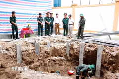 Sau nhiều ngày rà soát, tìm kiếm, lực lượng làm nhiệm vụ đã phát hiện và quy tập được 4 hài cốt liệt sỹ ở độ sâu khoảng 2m. (Ảnh: TTXVN phát)