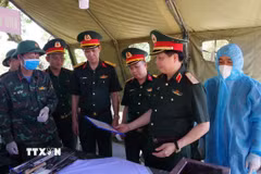 Đoàn công tác Quân khu 4 kiểm tra, thăm hỏi, động viên và tặng quà các lực lượng đang thực hiện nhiệm vụ lấy mẫu, số hóa thông tin và bàn giao mẫu hài cốt liệt sỹ tại Nghĩa trang Liệt sĩ Quốc gia Đường 9. (Ảnh: TTXVN phát)