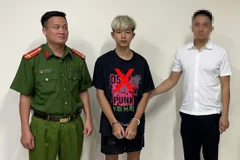 Đối tượng Phạm Hoàng Hải Nam (dấu X) tại Cơ quan Cảnh sát điều tra.