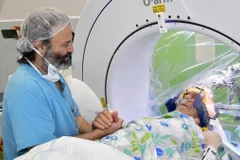 Tiến sỹ Udi Bonshtein và bệnh nhân được phẫu thuật thôi miên. (Ảnh: ynetnews)