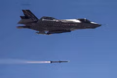 Máy bay F-35 đang thử nghiệm tên lửa AMRAAM. (Ảnh: Reuters)
