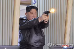 Hình ảnh này do Thông tấn xã Trung ương Triều Tiên (KCNA) công bố cho thấy nhà lãnh đạo Triều Tiên Kim Jong Un thử bắn súng lục tại trường bắn trong chuyến thị sát một nhà máy sản xuất vũ khí cầm tay hạng nhẹ cùng với con gái Ju-ae. (Nguồn: Yonhap)