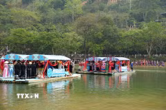 Văn nghệ sỹ hai bên tham gia hát đối trên sông. (Ảnh: Chu Hiệu/TTXVN)
