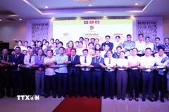 Các đại biểu thực hiện nghi thức chúc mừng năm mới cổ truyền dân tộc Lào, Campuchia cùng các sinh viên Lào, Campuchia đang học tập tại Thành phố Hồ Chí Minh. (Ảnh: Xuân Khu/TTXVN)