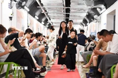 Một khu tránh nóng công cộng sử dụng quạt và điều hòa không khí tại tỉnh Giang Tô, Trung Quốc tháng 7/2025. (Ảnh: THX/TTXVN)