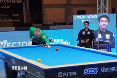 Trận chung kết Giải Billiards Carom 3 băng Cúp Thế giới TP. Hồ Chí Minh 2026 giữa Chiêm Hồng Thái và Frederic Caudron (áo xanh) diễn ra tại Nhà thi đấu Nguyễn Du. (Ảnh: Trung Tuyến/TTXVN)