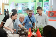 Khách tham quan và thưởng thức sản vật tại gian trưng bày của tỉnh Tuyên Quang. (Ảnh: An Đăng/TTXVN)