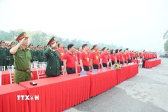 Lãnh đạo tỉnh Hưng Yên và các đại biểu dự lễ chào cờ tại Quảng trường Nguyễn Văn Linh, phường Phố Hiến. (Ảnh: Mạnh Khánh/TTXVN)