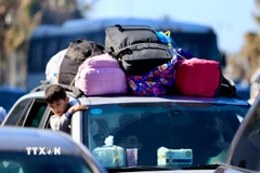 Người dân đi sơ tán tránh xung đột tại Sidon, Liban. (Ảnh: THX/TTXVN)