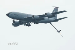 Máy bay tiếp nhiên liệu KC-135 của Mỹ bay trình diễn tại một sự kiện ở Chicago, Mỹ. (Ảnh: THX/TTXVN)
