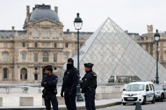 Cảnh sát Pháp làm nhiệm vụ tại Bảo tàng Louvre. (Nguồn: Reuters)