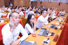 Các đại biểu thông qua chương trình kỳ họp thứ tư HĐND thành phố Hà Nội. (Ảnh: Văn Điệp/TTXVN)