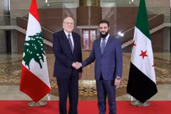 Thủ tướng lâm thời Liban Najib Mikati (trái) và nhà lãnh đạo Syria Ahmed al-Sharaa tại cuộc gặp ở Damascus ngày 11/1/2025. (Ảnh: THX/TTXVN)