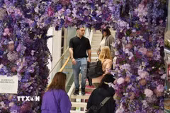 Du khách tham quan Triển lãm hoa Macy's 2026 ở New York. (Ảnh: THX/TTXVN)