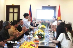 Cuộc gặp giữa Hội Doanh nhân Khmer - Việt Nam với đoàn Trung tâm Xúc tiến Đầu tư, Thương mại và Du lịch tỉnh An Giang tại thủ đô Phnom Penh. (Ảnh: Hoàng Minh/TTXVN)