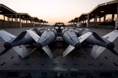 Các hệ thống đạn dược GBU-31 trước khi được chất lên máy bay F-15E Strike Eagle chuẩn bị cho các cuộc không kích của Mỹ tại Syria. (Nguồn: Reuters)
