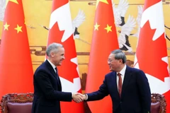 Thủ tướng Canada Mark Carney và Thủ hiến Trung Quốc Lý Khương bắt tay sau lễ ký kết tại Đại lễ đường Nhân dân ở Bắc Kinh, Trung Quốc vào thứ Năm, ngày 15/1. (Nguồn: Canadian Press)