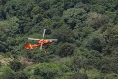 Trực thăng cứu hộ tìm kiếm thi thể các nạn nhân vụ tai nạn máy bay ATR 42-500 trên núi Bulusaraung thuộc đảo Sulawesi, ngày 23/1/2026. (Nguồn: ANTARA)