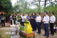 Thượng tướng Nguyễn Doãn Anh, Phó Chủ tịch Quốc hội cùng đoàn công tác dâng hoa, dâng hương viếng mộ Đại tướng Võ Nguyên Giáp. (Ảnh: TTXVN phát)