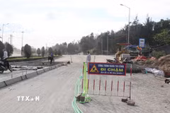 Quốc lộ 24C đoạn Km0+Km600 qua khu vực cảng Dung Quất, thôn Tuyết Diêm, xã Vạn Tường đã được san gạt sẵn sàng bêtông ximăng cốt thép. (Ảnh: Phạm Cường/TTXVN)