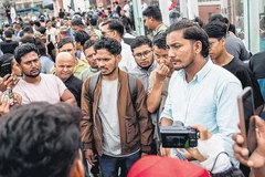 Người biểu tình bên ngoài trụ sở quân đội Nepal trong giờ giới nghiêm ở Kathmandu ngày 11/9. (Ảnh: AFP)