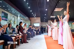 Phu nhân Ngô Phương Ly và các đại biểu hưởng ứng bài hát "Việt Nam - Trung Hoa", một sáng tác nổi tiếng của nhạc sĩ Đỗ Nhuận được tập thể giảng viên và sinh viên học viện trình bày. (Ảnh: TTXVN phát)