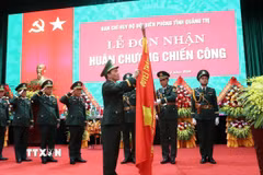 Lãnh đạo Bộ tư lệnh Bộ đội Biên phòng trao Huân chương Chiến công hạng Nhất cho Ban Chỉ huy Bộ đội biên phòng tỉnh Quảng Trị. (Ảnh: Võ Dung/TTXVN)