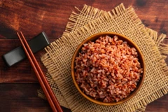 Cơm gạo lứt tốt cho sức khỏe nhưng một số người cần hạn chế ăn. (Ảnh: iStock)