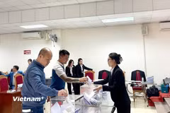 Phiên đấu giá 29 thửa đất xã Chu Phan (nay là xã Yên Lãng) ngày 4/4. (Ảnh: Minh Nghĩa/Vietnam+)