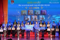 Ông Bùi Quang Huy, Bí thư thứ nhất Trung ương Đoàn trao Bằng khen và giải Nhất cho dự án Cà mèn của nhóm thí sinh Nguyễn Đức Nhật Thuận (TP. Hồ Chí Minh). (Ảnh: Minh Đức/TTXVN)