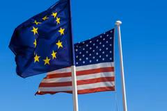 Cờ EU và cờ Mỹ. (Nguồn: EEAS)