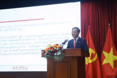 Đại sứ Việt Nam tại Lào Nguyễn Minh Tâm thông báo kết quả Đại hội đại biểu toàn quốc lần thứ XIV của Đảng và kết quả bầu cử Quốc hội khóa XVI. (Ảnh: Xuân Tú/TTXVN)