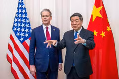 Phó Thủ tướng Trung Quốc Hà Lập Phong và Bộ trưởng Tài chính Mỹ Scott Bessent. (Ảnh: SCMP)