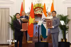 Tổng Bí thư, Chủ tịch nước Tô Lâm và Thủ tướng Cộng hòa Ấn Độ Narendra Modi chứng kiến lễ trao các văn kiện hợp tác giữa 2 nước. (Ảnh: Thống Nhất/TTXVN)