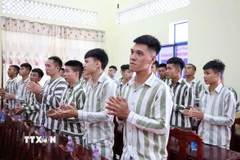 Các phạm nhân tại Trại giam A2 vỗ tay chúc mừng sau khi nghe công bố Quyết định đặc xá của Chủ tịch nước. (Ảnh: Tiên Minh/TTXVN)
