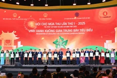Vinh danh 30 tổ chức, doanh nghiệp có “Không gian trưng bày tiêu biểu” tại Hội chợ Mùa Thu lần thứ nhất năm 2025. (Ảnh: PV/Vietnam+)