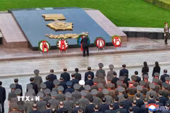 Nhà lãnh đạo Triều Tiên Kim Jong Un đặt vòng hoa tại Nghĩa trang Liệt sỹ Cách mạng trên núi Taesong ở Bình Nhưỡng, ngày 26/7/2026. (Ảnh: KCNA/TTXVN)
