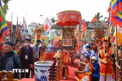 Phần lễ trong Lễ hội Đền Thánh Nguyễn thu hút đông đảo người dân và du khách chiêm bái. (Ảnh: TTXVN phát)