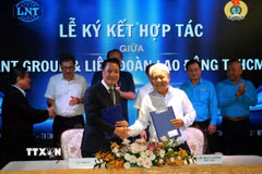 Ông Võ Khắc Thái, Phó Chủ tịch Thường trực Liên đoàn Lao động TP. Hồ Chí Minh và ông Lê Xuân Lành, Chủ tịch HĐQT Công ty Cổ phần Phát triển Dịch vụ LNT 7979 tại lễ ký kết xây dựng nhà ở xã hội. (Ảnh: Thanh Vũ/TTXVN)