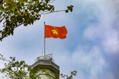 Lá cờ Tổ quốc tung bay trên Cột cờ A Pa Chải. (Ảnh: Xuân Tư/TTXVN)