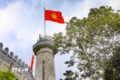 Cột cờ A Pa Chải, biểu tượng khẳng định chủ quyền lãnh thổ thiêng liêng nơi cực Tây Tổ quốc. (Ảnh: Xuân Tư/TTXVN)